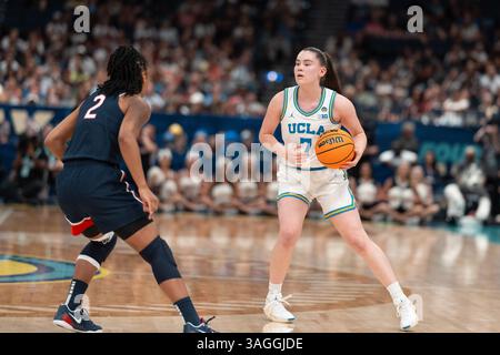 UCLA Bruins Guardin Elina Aarnisalo (7) übergibt den Ball, den UConn Huskies Guardin KK Arnold (2) während der Finalrunde der 2025 NC der Frauen verteidigt hat Stockfoto