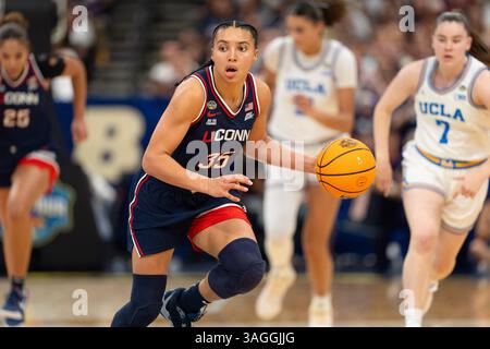 UConn Huskies-Garant Azzi Fudd (35) dribbelt den Ball an UCLA Bruins-Garde Elina Aarnisalo (7) in der Finalrunde der NCAA t der Frauen 2025 vorbei Stockfoto