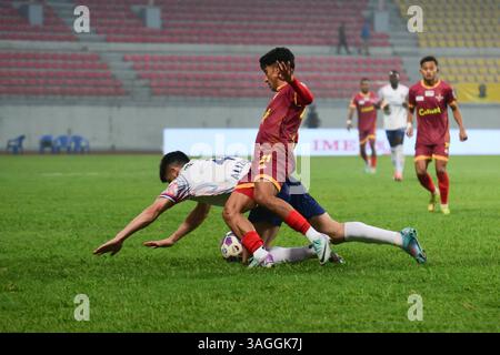 Kathmandu, Bagmati, Nepal. April 2025. ALIZHON ALIZHONOV von KATHMANDU RAYZRS FC (weiß) und MANISH DANGI von BUTWAL LUMBINI FC (kastanienbraun) wetteifern um den Ball, als ALIZHONOV während des Spiels der Nepal Super League 2025 im Dasarath Rangasala Stadium in Kathmandu fällt. Quelle: Safal Prakash Shrestha/ZUMA Press Wire/ZUMA Wire/Alamy Live News Stockfoto