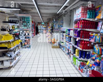 Lebhafter Gang, in dem Körperpflegeprodukte in einem geschäftigen Supermarkt präsentiert werden, in dem Kunden verschiedene Optionen erkunden Stockfoto