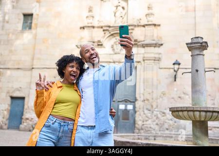 Touristen machen Selfie in barcelona, spanien, in der Nähe der plaza sant felip neri Stockfoto