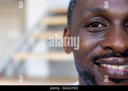 afroamerikaner, der zu Hause lächelt. Entspannung, Lifestyle, Porträt, Kopierraum Stockfoto