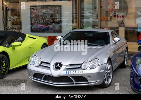 Monte Carlo, Monaco - Blick auf einen grauen Mercedes-Benz SLR McLaren, der vor dem Fairmont Hotel parkt. Stockfoto