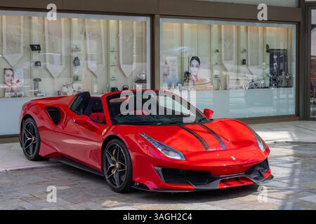Monte Carlo, Monaco - Blick auf einen roten Ferrari 488 Pista Spider, der vor dem Fairmont Hotel geparkt ist. Stockfoto