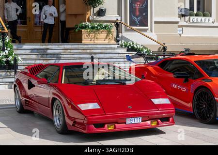 Monte Carlo, Monaco - Blick auf einen roten Lamborghini Countach 25. Jahrestag, der auf dem Casino Platz geparkt wurde. Stockfoto