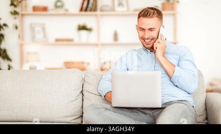 Porträt des erfolgreichen lächelnden Kerl mit Telefon und pc Stockfoto