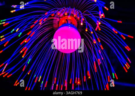 Neonlicht in Innenräumen, bei dem sich die Farbe ändert Stockfoto