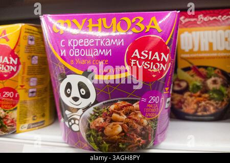 Bobruisk, Weißrussland - 21. März 2025: Farbenfrohe Verpackung zeigt ein leckeres Nudelgericht mit Garnelen und frischem Gemüse, perfekt für einen Spee Stockfoto