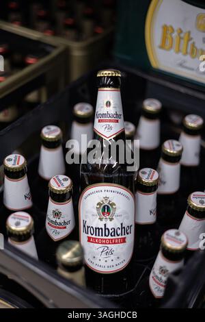 Eine fokussierte Präsentation von Krombacher alkoholfreien Pilsner-Flaschen, die den wachsenden Trend der alkoholfreien Getränke im Einzelhandel unterstreicht. - FRANKFURT, DEUTSCHLAND Stockfoto