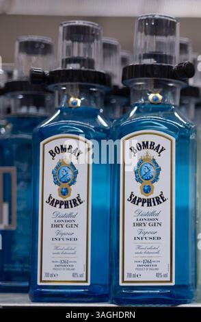 Aus nächster Nähe zeigt Bombay Sapphire Londons legendäre Dry Gin Flasche, die ihr klassisches Design und ihre Qualität unterstreicht. - FRANKFURT, DEUTSCHLAND - 21. MÄRZ Stockfoto