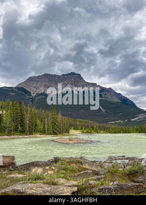 Maligne Range und Athabasca River, Jasper NP, Kanada Stockfoto