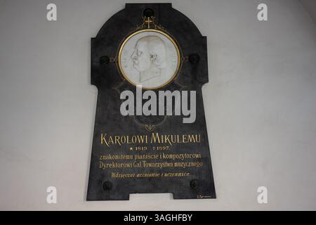 Lemberg, Ukraine - 07. April 2025: Gravierte Gedenktafel mit Karol Mikuli Profil, datiert und an einer Wand montiert. Stockfoto