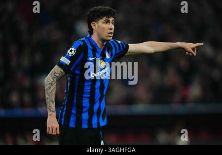 Allianz Areana, München, Deutschland. April 2025. Alessandro Bastoni von Inter Mailand gibt beim Finale des Champions League Viertelfinals beim FC Bayern München gegen Inter Mailand bei der Allianz Areana, München, Deutschland. Ulrik Pedersen/CSM (Bild: © Ulrik Pedersen/Cal Sport Media). Quelle: csm/Alamy Live News Stockfoto
