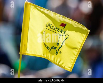Augusta, Usa. April 2025. Während einer Übungsrunde, die am Dienstag, den 8. April 2025 im Augusta National Golf Club in Augusta, Georgia stattfindet, flattert eine Masters-Pinnfahne im Wind auf dem 18. Grün. Foto: Tannen Maury/UPI Credit: UPI/Alamy Live News Stockfoto