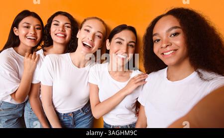 Gruppe Von Fünf Frauen, Die Selfie Machen, Die Auf Gelbem Hintergrund Stehen Stockfoto
