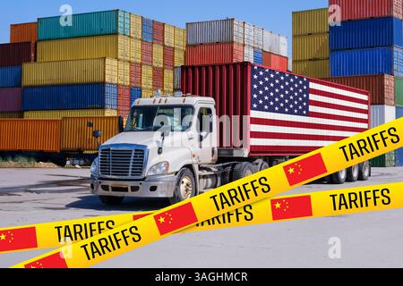 Ein mit den USA markierter Versandcontainer auf einem LKW, blockiert durch ein chinesisches Zollband, das die Auswirkungen des Handelskrieges auf die Beziehungen zwischen China und den USA symbolisiert - Montage Stockfoto