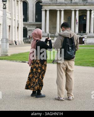 Ein junges Paar fotografiert am Old Royal Naval College in Greenwich, London, Großbritannien, Europa Stockfoto