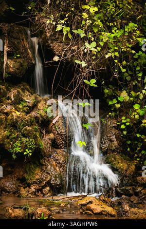 Ein kleiner Kaskadenwasserstrom in Mai Chau, Vietnam Stockfoto