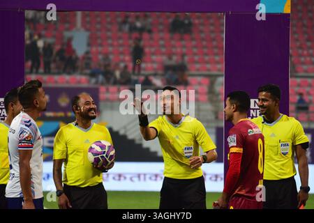 Kathmandu, Bagmati, Nepal. April 2025. Schiedsrichter PRAJWAL CHHETRI wirft die Münze für den Wurf vor dem Spiel in der Nepal Super League 2025 zwischen KATHMANDU RAYZRS FC und BUTWAL LUMBINI FC im Dasarath Rangasala Stadium in Kathmandu. Quelle: Safal Prakash Shrestha/ZUMA Press Wire/ZUMA Wire/Alamy Live News Stockfoto