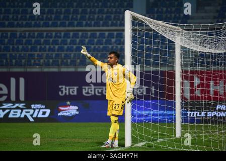 Kathmandu, Bagmati, Nepal. April 2025. ABHISHEK BARAL, GK von KATHMANDU RAYZRS FC, repariert die Wand für einen Freistoß während des Spiels der Nepal Super League 2025 gegen BUTWAL LUMBINI FC im Dasarath Rangasala Stadium in Kathmandu. Quelle: Safal Prakash Shrestha/ZUMA Press Wire/ZUMA Wire/Alamy Live News Stockfoto