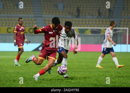 Kathmandu, Bagmati, Nepal. April 2025. MANISH DANGI von BUTWAL LUMBINI FC (braun) und BHARAT CHAUDHARY von KATHMANDU RAYZRS FC (weiß) jagen den Ball während des Spiels der Nepal Super League 2025 im Dasarath Rangasala Stadium in Kathmandu nebeneinander. Quelle: Safal Prakash Shrestha/ZUMA Press Wire/ZUMA Wire/Alamy Live News Stockfoto