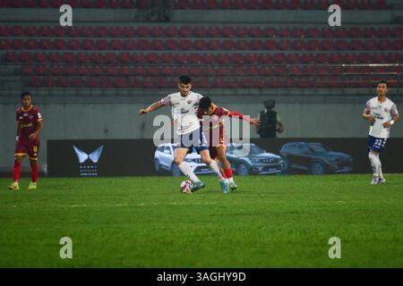 Kathmandu, Bagmati, Nepal. April 2025. ALIZHON ALIZHONOV von KATHMANDU RAYZRS FC (weiß) und MANISH DANGI von BUTWAL LUMBINI FC (braun) kämpfen um den Ball während des Spiels der Nepal Super League 2025 im Dasarath Rangasala Stadium in Kathmandu. Quelle: Safal Prakash Shrestha/ZUMA Press Wire/ZUMA Wire/Alamy Live News Stockfoto