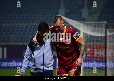 Kathmandu, Bagmati, Nepal. April 2025. ADAM MITTER vom BUTWAL LUMBINI FC wird nach einer Verletzung während des Spiels der Nepal Super League 2025 gegen KATHMANDU RAYZRS FC im Dasarath Rangasala Stadium in KATHMANDU vom Feld genommen. Quelle: Safal Prakash Shrestha/ZUMA Press Wire/ZUMA Wire/Alamy Live News Stockfoto