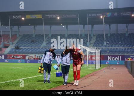 Kathmandu, Bagmati, Nepal. April 2025. ADAM MITTER vom BUTWAL LUMBINI FC wird nach einer Verletzung während des Spiels der Nepal Super League 2025 gegen KATHMANDU RAYZRS FC im Dasarath Rangasala Stadium in KATHMANDU vom Feld genommen. Quelle: Safal Prakash Shrestha/ZUMA Press Wire/ZUMA Wire/Alamy Live News Stockfoto