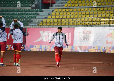 Kathmandu, Bagmati, Nepal. April 2025. NIRAJAN DHAMI von BUTWAL LUMBINI FC (braun) wärmt sich während des Spiels der Nepal Super League 2025 gegen KATHMANDU RAYZRS FC im Dasarath Rangasala Stadium in KATHMANDU auf der Bank. Quelle: Safal Prakash Shrestha/ZUMA Press Wire/ZUMA Wire/Alamy Live News Stockfoto