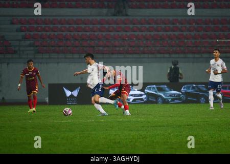 Kathmandu, Bagmati, Nepal. April 2025. ALIZHON ALIZHONOV von KATHMANDU RAYZRS FC (weiß) und MANISH DANGI von BUTWAL LUMBINI FC (braun) kämpfen um den Ball während des Spiels der Nepal Super League 2025 im Dasarath Rangasala Stadium in Kathmandu. Quelle: Safal Prakash Shrestha/ZUMA Press Wire/ZUMA Wire/Alamy Live News Stockfoto