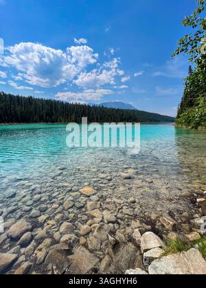 Das türkisfarbene Wasser und der felsige Boden des First Lake, Valley of the Five Lakes, Jasper NP, Kanada Stockfoto