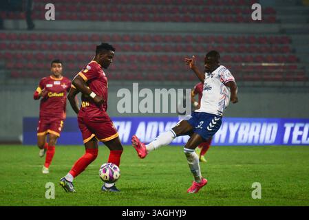 Kathmandu, Bagmati, Nepal. April 2025. PHILIP ADJAH von BUTWAL LUMBINI FC (braun) und BAKARY MÄHNE von KATHMANDU RAYZRS FC (weiß) versuchen, den Ball während des Spiels der Nepal Super League 2025 im Dasarath Rangasala Stadium in Kathmandu in Besitz zu nehmen. Quelle: Safal Prakash Shrestha/ZUMA Press Wire/ZUMA Wire/Alamy Live News Stockfoto