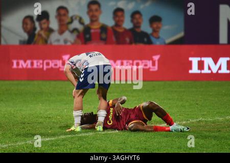 Kathmandu, Bagmati, Nepal. April 2025. VINCENT KOZIELLO von KATHMANDU RAYZRS FC (weiß) sympathisiert mit einem Spieler von BUTWAL LUMBINI FC (braun), nachdem er das Spiel während des Spiels der Nepal Super League 2025 im Dasarath Rangasala Stadium in Kathmandu verloren hat. Quelle: Safal Prakash Shrestha/ZUMA Press Wire/ZUMA Wire/Alamy Live News Stockfoto