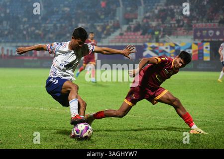 Kathmandu, Bagmati, Nepal. April 2025. DINESH HENJAN von KATHMANDU RAYZRS FC (weiß) dribbelt den Ball, als ein Spieler von BUTWAL LUMBINI FC (braun) während des Spiels der Nepal Super League 2025 im Dasarath Rangasala Stadium in Kathmandu zu verteidigen versucht. Quelle: Safal Prakash Shrestha/ZUMA Press Wire/ZUMA Wire/Alamy Live News Stockfoto
