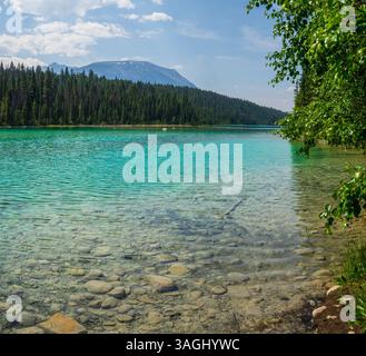 Das türkisfarbene Wasser und der felsige Boden des First Lake, Valley of the Five Lakes, Jasper NP, Kanada Stockfoto