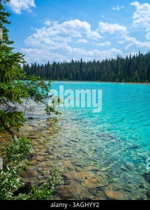 Das türkisfarbene Wasser und der felsige Boden des First Lake, Valley of the Five Lakes, Jasper NP, Kanada Stockfoto