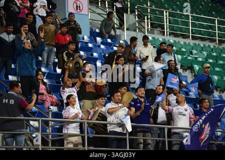 Kathmandu, Bagmati, Nepal. April 2025. Die Fans des KATHMANDU RAYZRS FC feiern, als ihre Mannschaft das Spiel der Nepal Super League 2025 gegen BUTWAL LUMBINI FC im Dasarath Rangasala Stadium in Kathmandu gewinnt. Quelle: Safal Prakash Shrestha/ZUMA Press Wire/ZUMA Wire/Alamy Live News Stockfoto