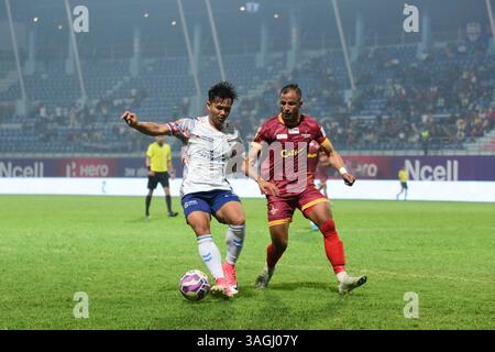 Kathmandu, Bagmati, Nepal. April 2025. DIPESH GURUNG von KATHMANDU RAYZRS FC (weiß) dribbelt den Ball, als BIMAL PANDEY von BUTWAL LUMBINI FC (braun) ihn während des Spiels der Nepal Super League 2025 im Dasarath Rangasala Stadium in Kathmandu jagt. Quelle: Safal Prakash Shrestha/ZUMA Press Wire/ZUMA Wire/Alamy Live News Stockfoto