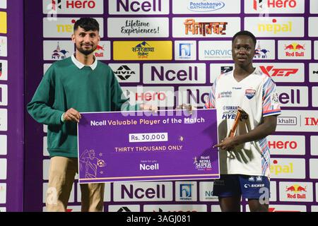 Kathmandu, Bagmati, Nepal. April 2025. AMADOU DIOP von KATHMANDU RAYZRS FC (weiß) erhält den „MVP Award“, nachdem er während des Spiels der Nepal Super League 2025 gegen BUTWAL LUMBINI FC im Dasarath Rangasala Stadion in Kathmandu den Siegerpreis gewonnen hatte. Quelle: Safal Prakash Shrestha/ZUMA Press Wire/ZUMA Wire/Alamy Live News Stockfoto