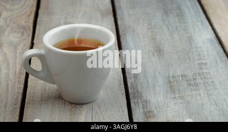 Eine Tasse Kaffee. Konzept von Bio-Kaffee und gesundem Naturgetränk. Copyright. Natürliches Heißgetränk, duftender Kaffee Hintergrund Stockfoto