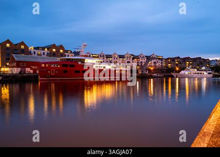 Die Superyacht Akula legte im April 2025 im Hafen von Bristol an Stockfoto