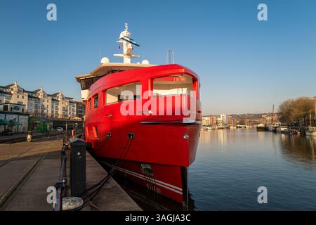 Die Superyacht Akula legte im April 2025 im Hafen von Bristol an Stockfoto