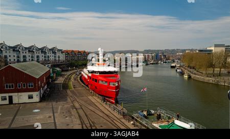Die Superyacht Akula legte im April 2025 im Hafen von Bristol an Stockfoto