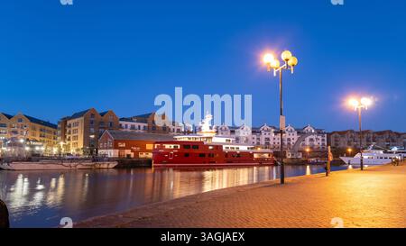 Die Superyacht Akula legte im April 2025 im Hafen von Bristol an Stockfoto
