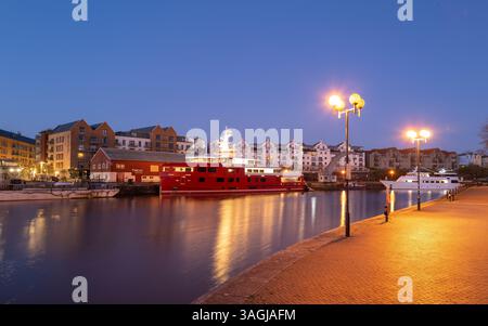 Die Superyacht Akula legte im April 2025 im Hafen von Bristol an Stockfoto