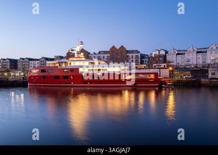 Die Superyacht Akula legte im April 2025 im Hafen von Bristol an Stockfoto