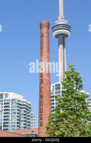 Toronto, Kanada - 19. Juni 2018: Kraftwerk mehr als genug Schornstein mit CN Tower im Hintergrund in Toronto Harbourfront, Ontario, Kanada. Stockfoto