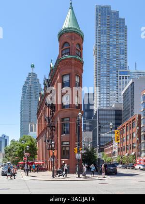 Toronto, Kanada - 19. Juni 2018: Das Gooderham Building aus rotem Backstein wird mit modernen Gebäuden im Hintergrund in Toronto gezeigt. Stockfoto