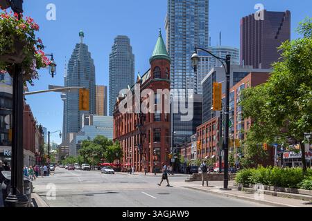 Toronto, Kanada - 19. Juni 2018: Das Gooderham Building aus rotem Backstein wird mit modernen Gebäuden im Hintergrund in Toronto gezeigt. Stockfoto