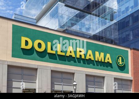 Toronto, Kanada - 19. Juni 2018: Nahaufnahme des Dollarama-Ladenschildes am Gebäude. Stockfoto